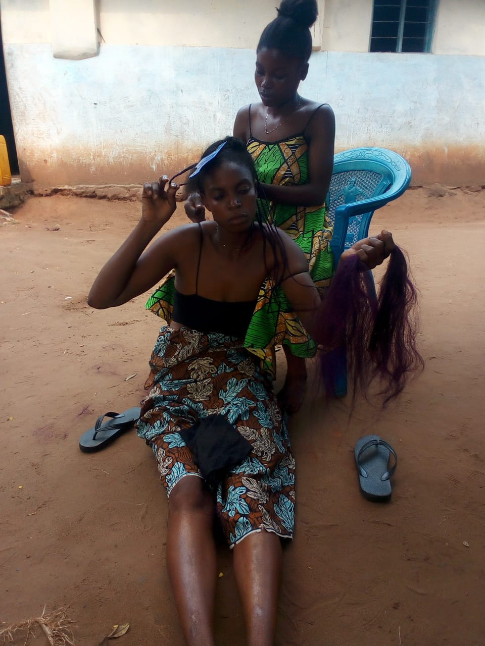 Atelier de coiffure entre jeunes du Centre