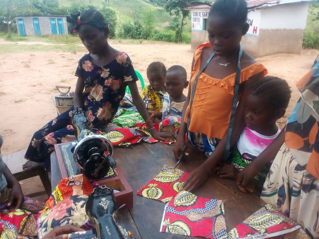 Jeunes du Centre à l'atelier de couture, près du centre de santé