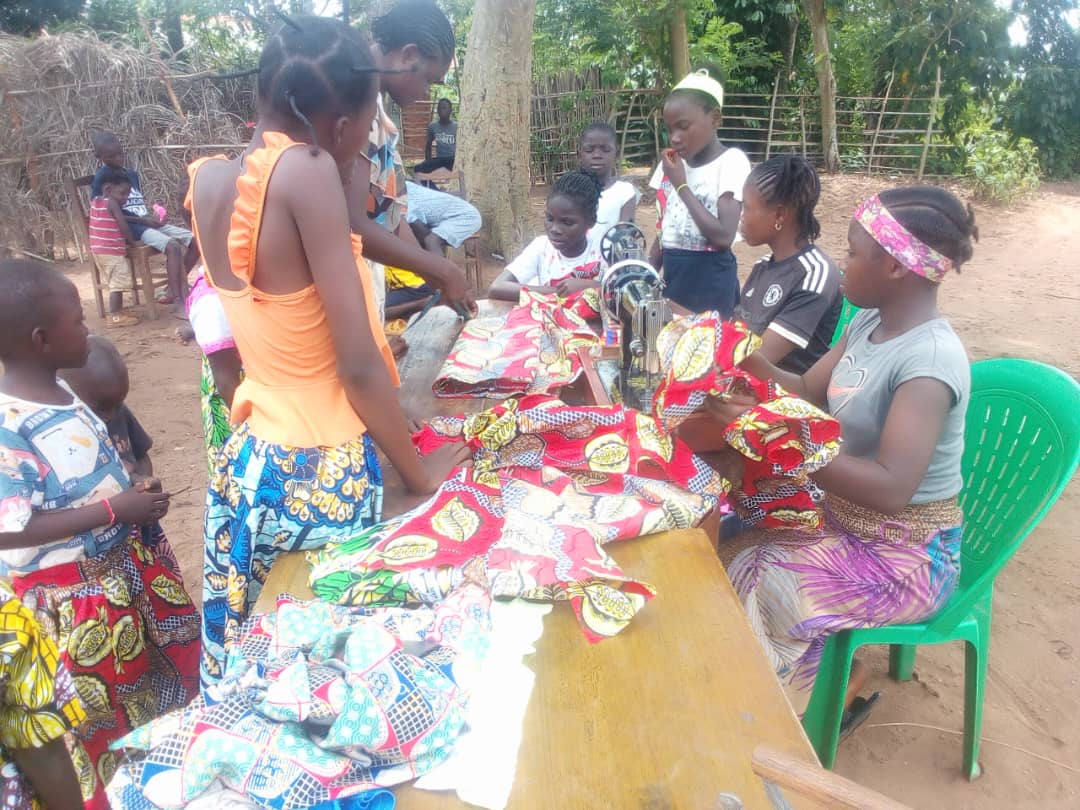 Groupe de jeunes du Centre à l'atelier de couture en plein air