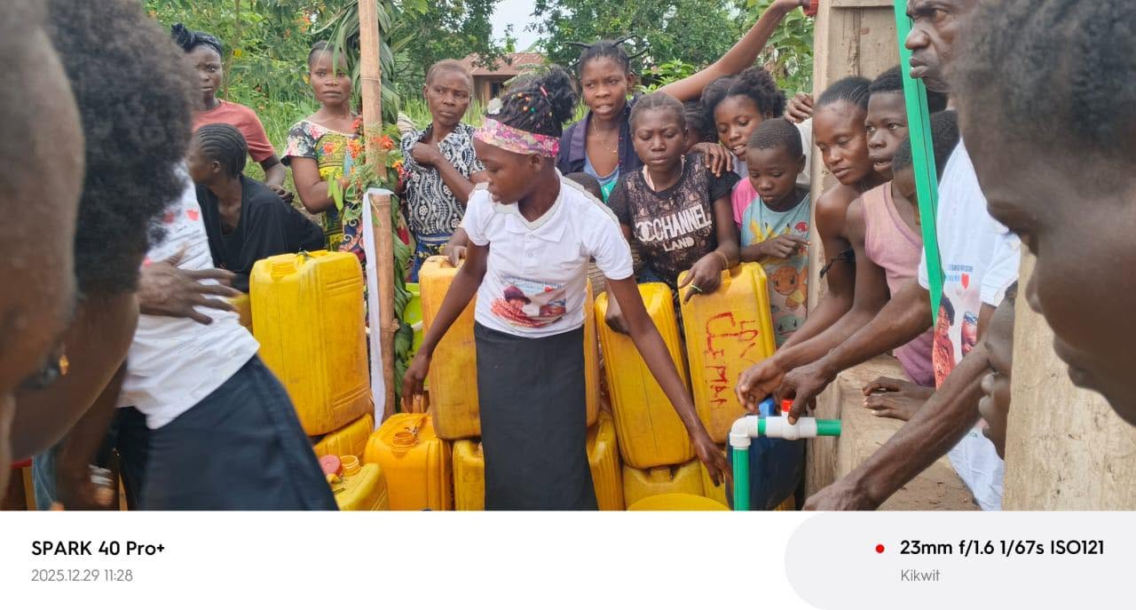 Foule de femmes et d'enfants avec leurs bidons au nouveau point d'eau