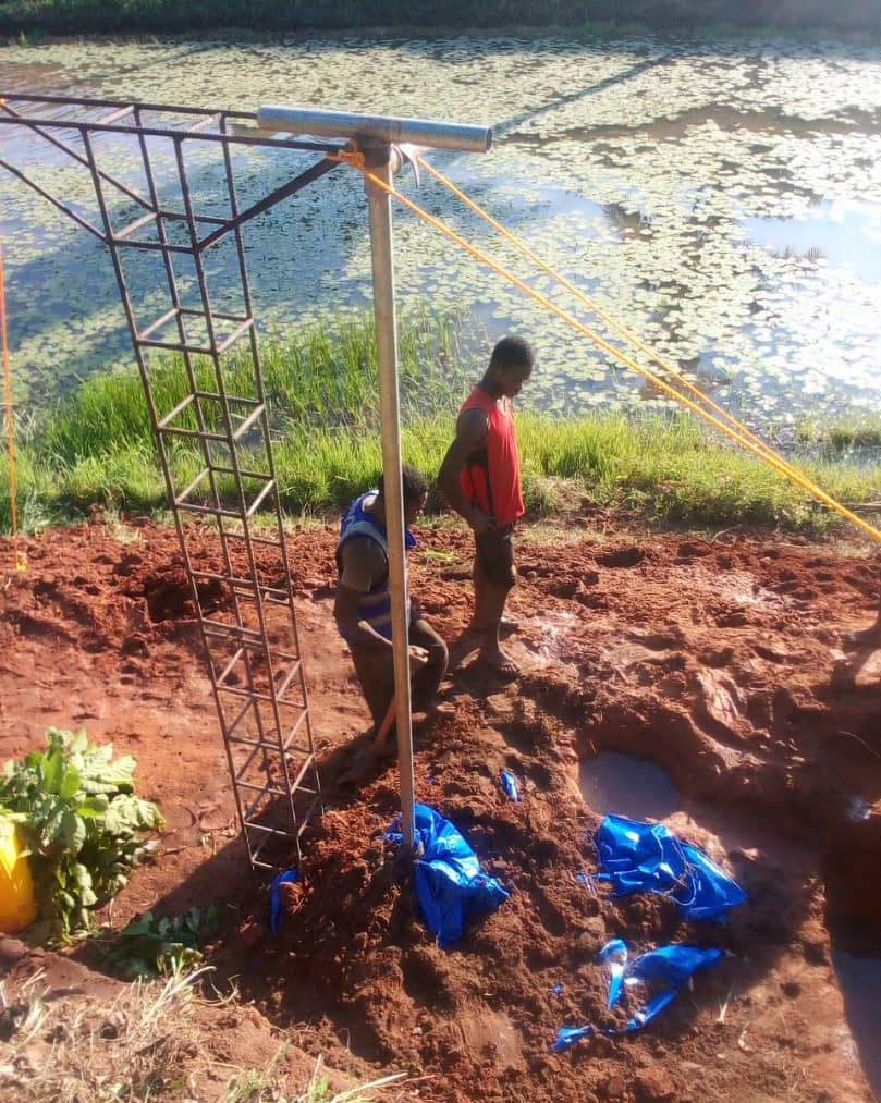 Équipe de forage au travail au lever du soleil