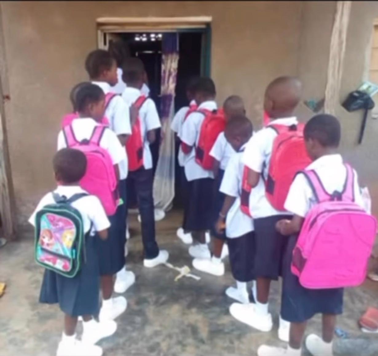 Enfants du Centre en uniforme et sacs à dos, en route vers l'école