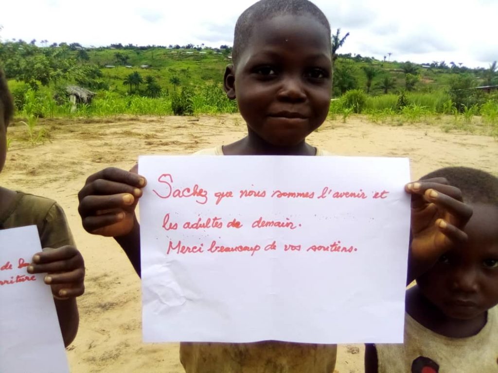Maman Arlette avec les enfants orphelins de Kikwit